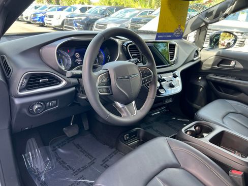 Used 2025 Chrysler Pacifica Select FWD image 26