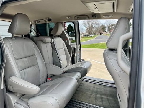 Used 2015 Toyota Sienna XLE Premium FWD image 9