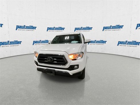 Used 2022 Toyota Tacoma SR5 w/ Technology Package image 5