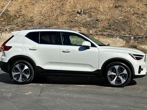 Certified 2025 Volvo XC40 B5 Plus image 3