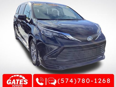 Used 2024 Toyota Sienna LE image 1