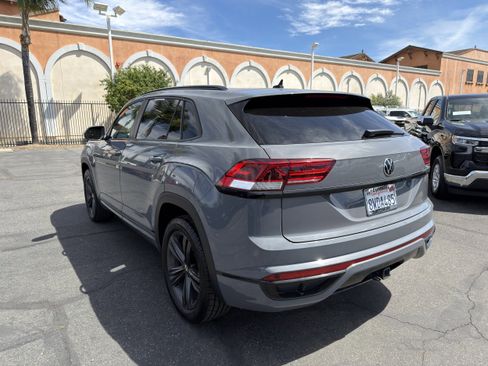 Used 2021 Volkswagen Atlas Cross Sport SE w/ Panoramic Sunroof Package FWD image 6
