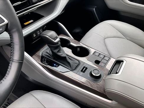 Used 2024 Toyota Highlander Platinum image 17