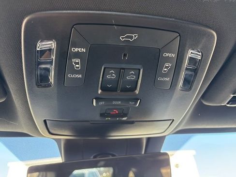 Used 2025 Toyota Sienna Platinum image 34