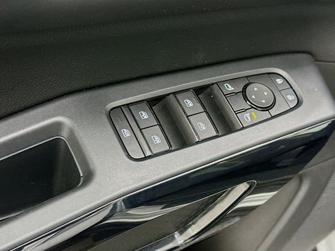 Used 2024 Nissan Pathfinder SV image 15