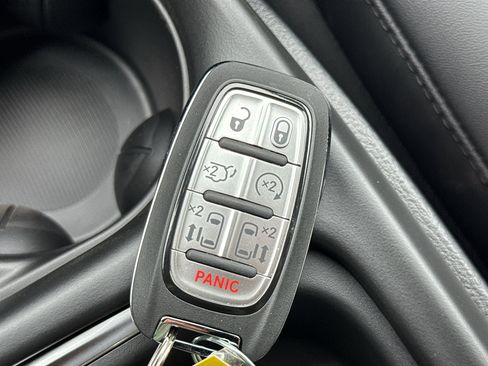 New 2027 Chrysler Pacifica Select w/ Family Tech Group AWD/4WD image 38