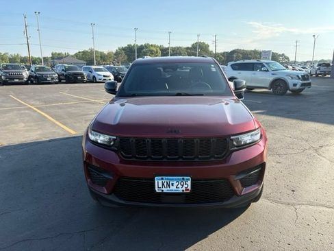 Used 2023 Jeep Grand Cherokee Altitude AWD/4WD image 2