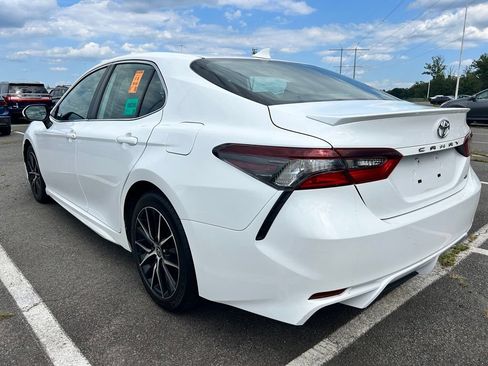Used 2018 Toyota Camry SE FWD image 3