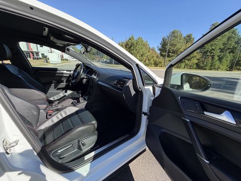 Used 2017 Volkswagen GTI SE image 18