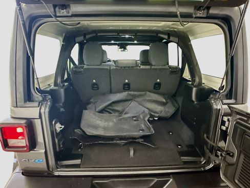 Used 2025 Jeep Wrangler Willys image 29