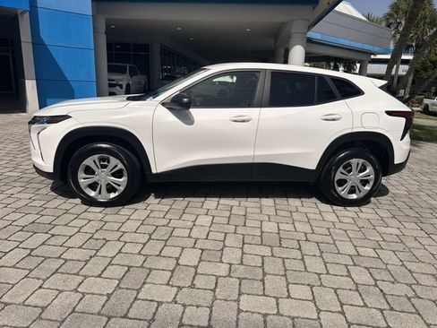 Used 2025 Chevrolet Trax LS FWD image 32