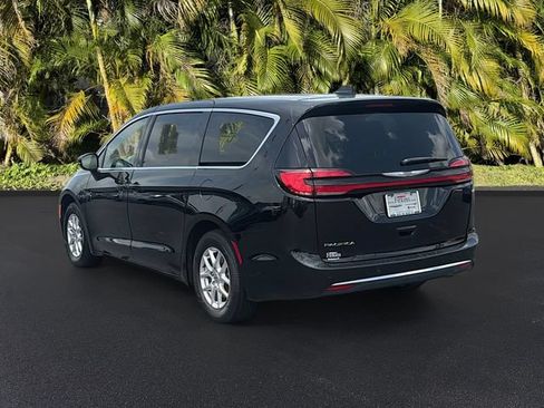 Used 2025 Chrysler Pacifica Select FWD image 8