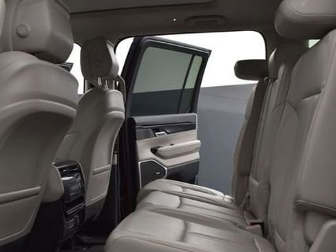 Used 2024 Jeep Wagoneer L 4WD w/ Premium Group I image 8