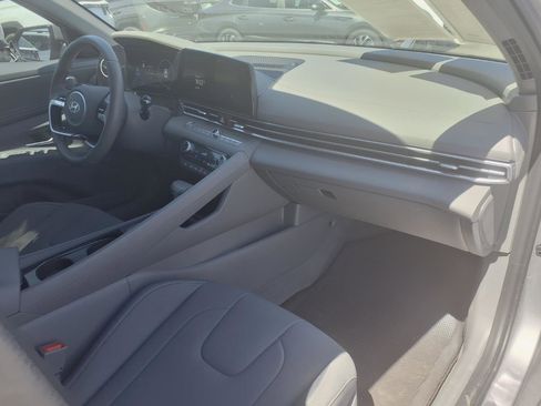 Certified 2025 Hyundai Elantra SEL FWD image 10