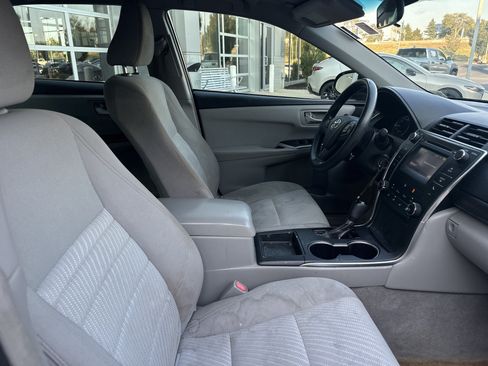 Used 2017 Toyota Camry LE FWD image 28