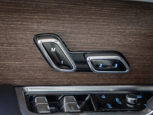 Used 2025 Land Rover Range Rover SE image 37