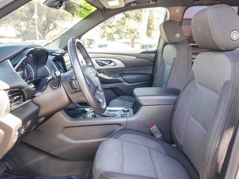 Used 2022 Chevrolet Traverse LT FWD image 17