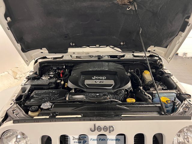 Used 2014 Jeep Wrangler Unlimited Sahara w/ Dual Top Group AWD/4WD image 22
