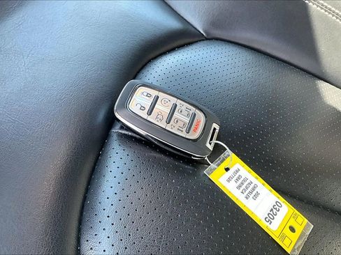 Used 2023 Chrysler Pacifica Touring-L FWD image 41