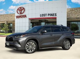Used 2021 Toyota Highlander Platinum FWD video 1