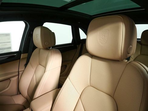 Certified 2026 Porsche Macan AWD/4WD image 5
