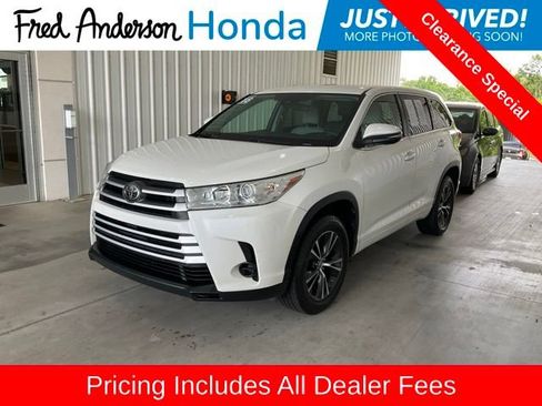 Used 2018 Toyota Highlander LE FWD image 1