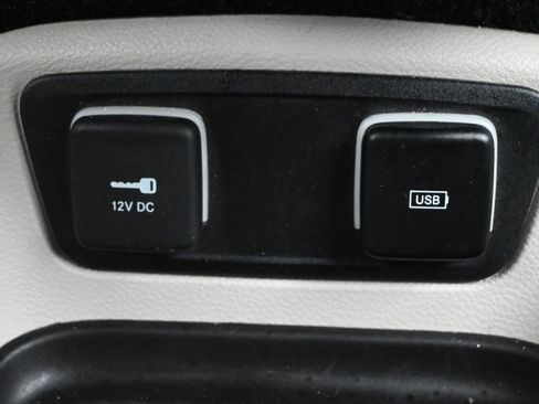 Used 2018 Chrysler Pacifica Touring Plus w/ Tire & Wheel Group image 19