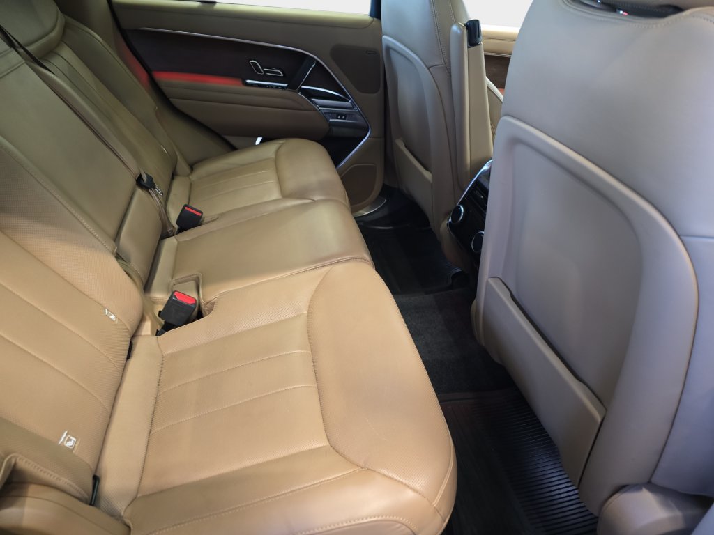 Certified 2024 Land Rover Range Rover SE AWD/4WD image 13