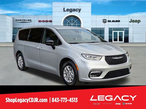 New 2026 Chrysler Pacifica Select image 1