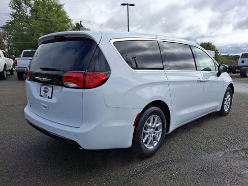 New 2026 Chrysler Voyager LX image 4