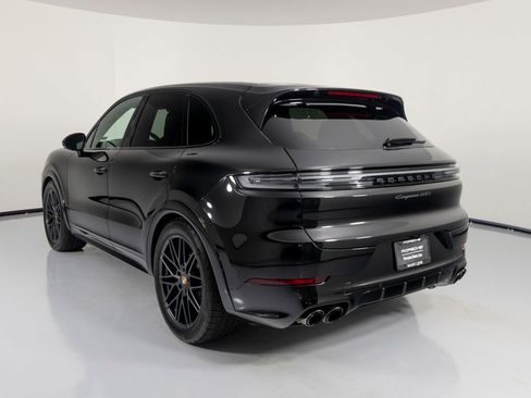 Certified 2025 Porsche Cayenne GTS AWD/4WD image 3