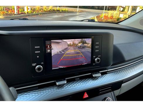 Used 2024 Kia Carnival LX FWD image 21