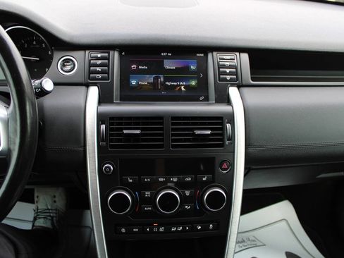Used 2018 Land Rover Discovery Sport SE image 15