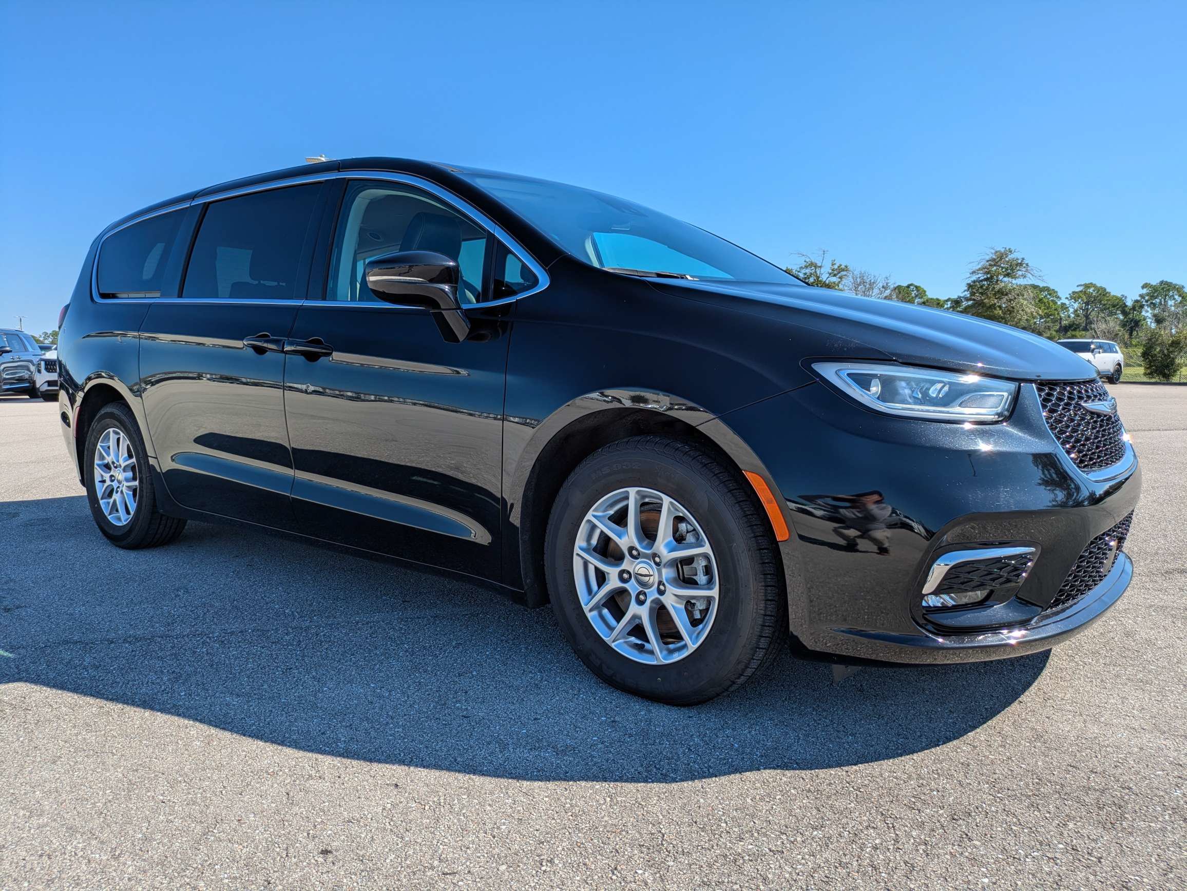 Used 2024 Chrysler Pacifica Touring-L FWD image 2