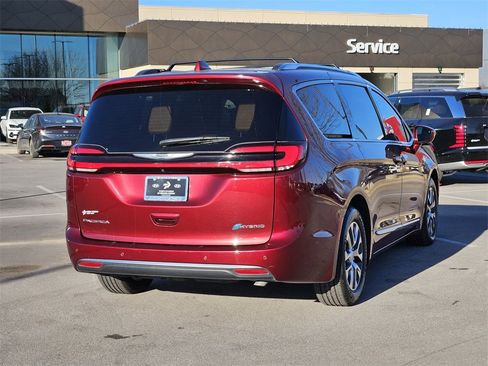 Used 2022 Chrysler Pacifica Pinnacle image 4