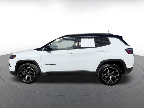 Used 2025 Jeep Compass Limited image 9
