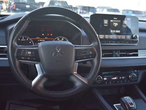 Used 2023 Mitsubishi Outlander SE image 22