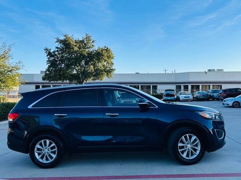 Used 2017 Kia Sorento LX image 11
