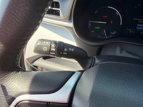 Used 2025 Toyota Sienna XLE FWD image 32