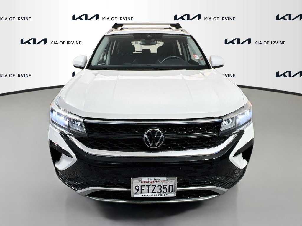 Used 2023 Volkswagen Taos SE FWD image 2