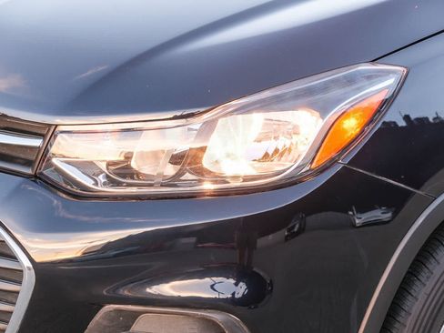 Used 2022 Chevrolet Trax LS w/ Tint and Cruise Package FWD image 12