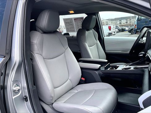 Used 2025 Toyota Sienna XLE w/ XLE Plus Package image 7