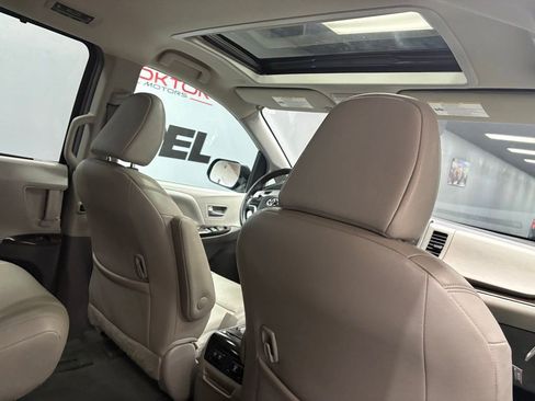 Used 2019 Toyota Sienna XLE w/ XLE Navigation Package FWD image 39