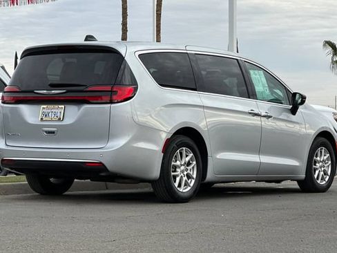 Certified 2024 Chrysler Pacifica Touring-L FWD image 7