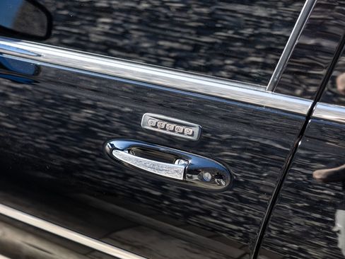 Used 2009 Lincoln Town Car Signature Limited image 18