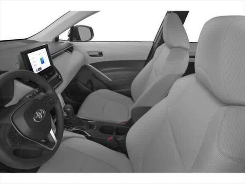 Used 2025 Toyota Corolla Cross LE image 6