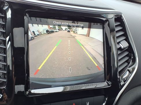 Used 2022 Jeep Cherokee Limited AWD/4WD image 16