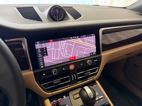 Certified 2026 Porsche Macan AWD/4WD image 23