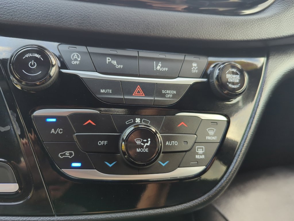 Used 2025 Chrysler Pacifica Select FWD image 25