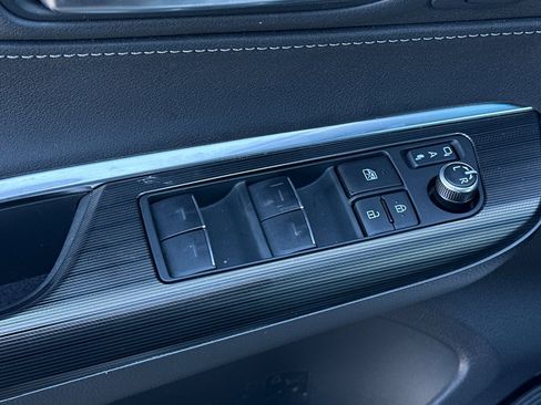 Used 2024 Toyota Venza XLE image 12